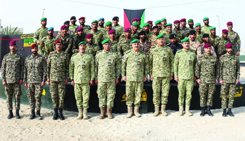 الفريق الرفاعي وقيادات الحرس والدفاع والداخلية مع خريجي الدورة