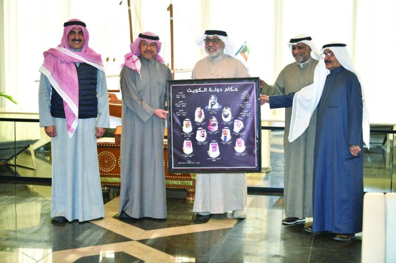 محافظ الفروانية خلال استقباله ممثلي ورواد ديوان الرعيل الأول