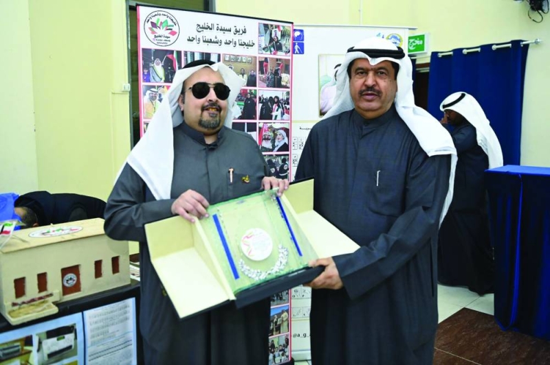 


عبدالرحمن العدواني مقدماً هدية تذكارية لمحافظ حولي 