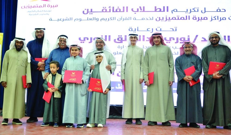 


نوري النوري ويوسف الصميعي في لقطة مع المكرمين 	(تصوير سعود سالم) 