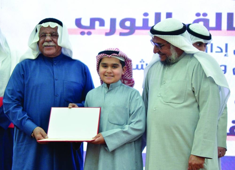 نوري النوري ويوسف الصميعي خلال تكريمهما أحد الطلاب 