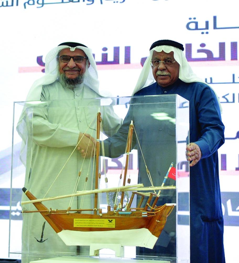 الصميعي مقدماً درعا تذكارية للنوري