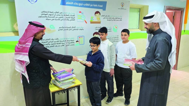 


توزيع الكتب المجزأة على الطلبة 