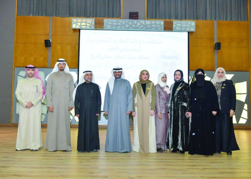 


المطيري ومحافظ مبارك الكبير ووكيل التعليم العام وبعض المسؤولين في المنطقة 