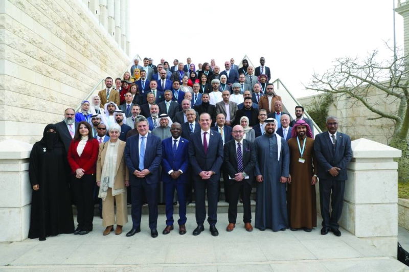 


ريم الشمري في لقطة جماعية مع المشاركين في المنتدى 