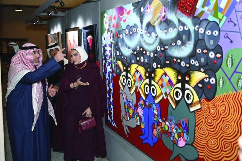 


الزامل خلال جولته في المعرض 