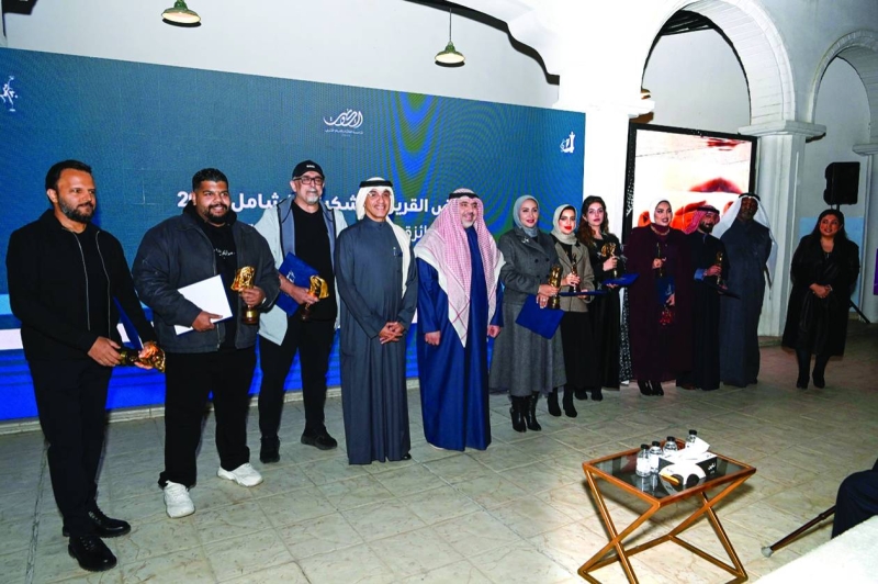 الزامل يتوسط الفائزين بجائزة عيسى صقر الإبداعية
