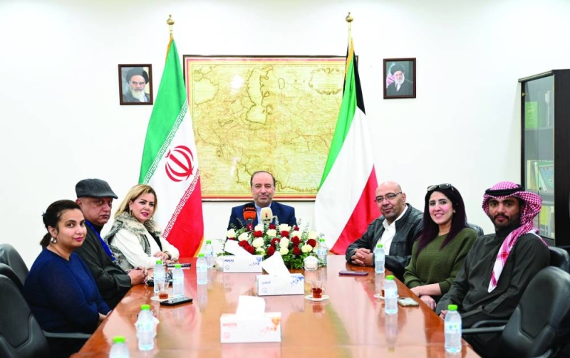 السفير الإيراني يتوسّط الصحافيين في المؤتمر (تصوير نايف العقلة)