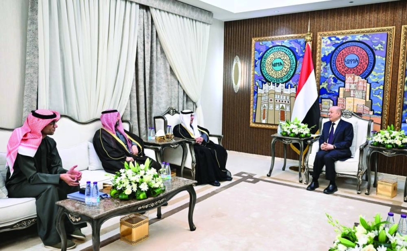 الرئيس العليمي خلال لقائه البحر والحجرف