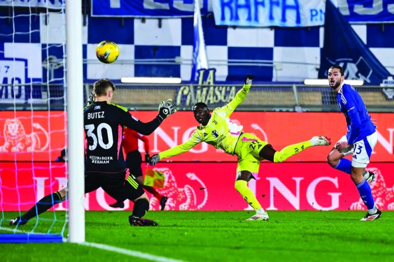 


راندال كولو مواني  مسجلاً هدفه الأول  في مرمى كومو  	(أ ف ب) 