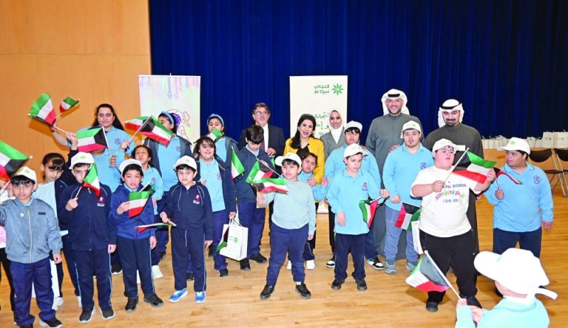 


الورع وسط عدد من طلاب المدرسة 