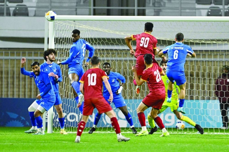 


مدافع التضامن يبعد الكرة عن مرماه 