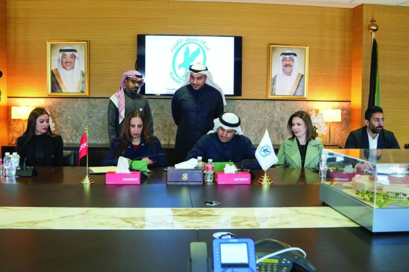 


البصري والمشعان خلال توقيعهما اتفاقية التعاون 