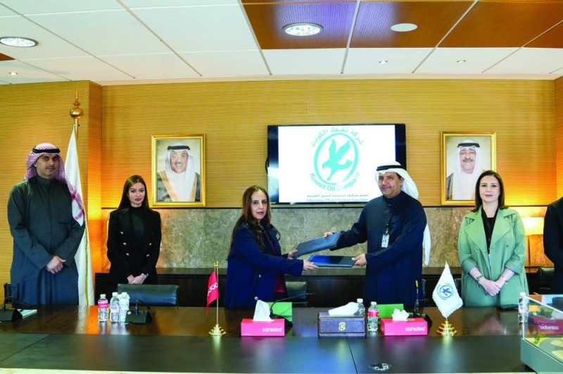 


 بدور عمر والبصري والمشعان ومديرة إدارة التسويق زينب الشمري والعرفج 