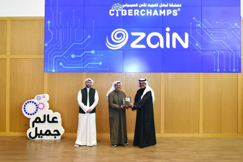 


الطبطبائي مُكرّماً وليد الخشتي على رعاية «زين» 