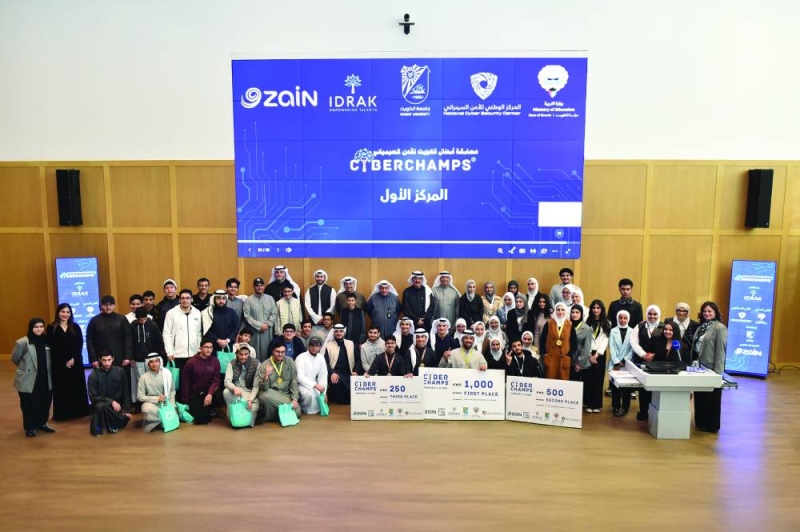 


الطبطبائي والخشتي يتوسطان المُنظّمين والطلبة الفائزين 