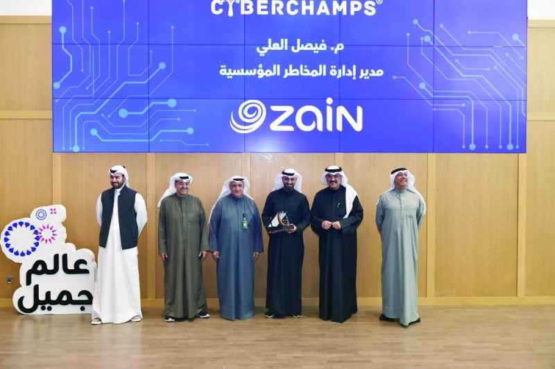 تكريم فيصل العلي على مساهمته في لجنة التحكيم