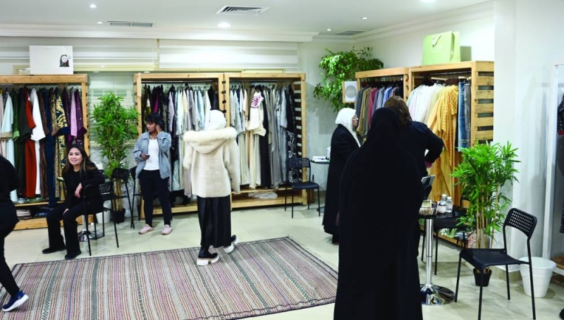 إقبال على الملابس النسائية (تصوير نايف العقلة)