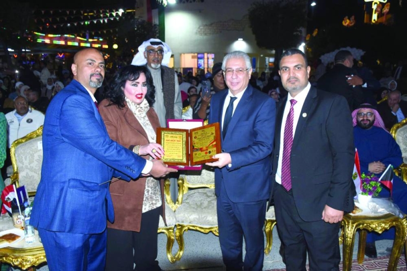 


السفير شلتوت مكرماً الشيخة أمل الصباح 