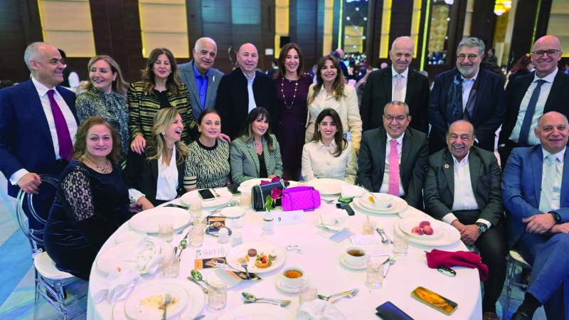 ميا العضم والسفير البابوي ورئيس مجلس الرعية المارونية يتوسطون المُحتفلين بالمناسبة