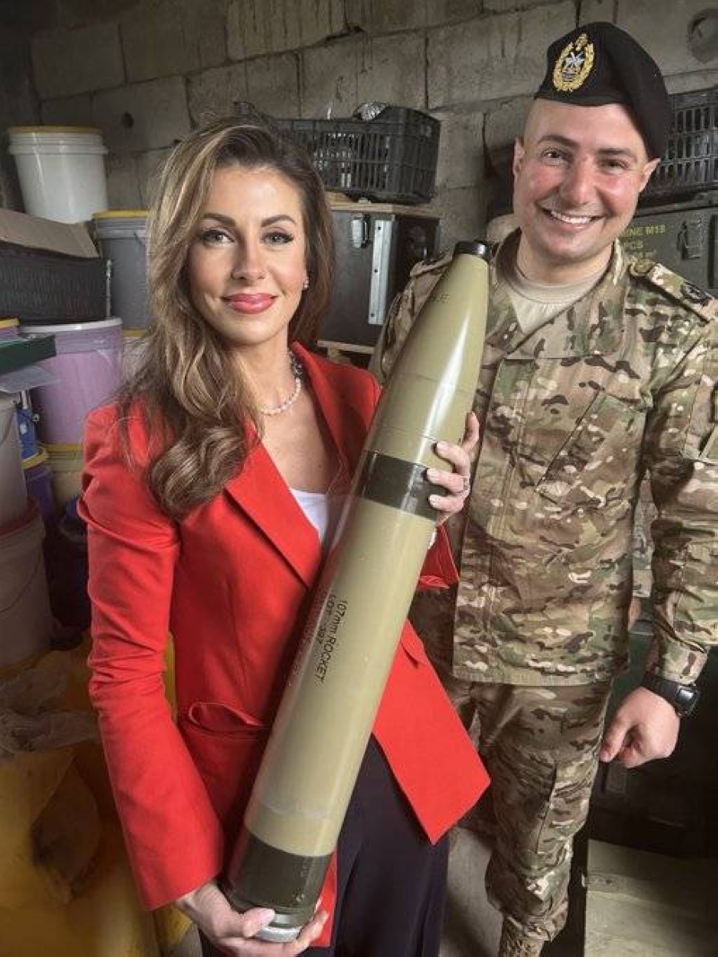 اورتاغوس نشرت على «إكس» صورة لها وهي تحمل صاروخ مُصادَر من «حزب الله» في لبنان