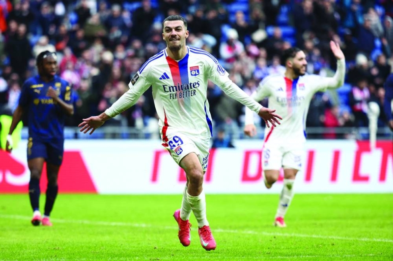 جورجي ميكاوتادزه محتفلاً بهدفه في مرمى رينس 
(أ ف ب)