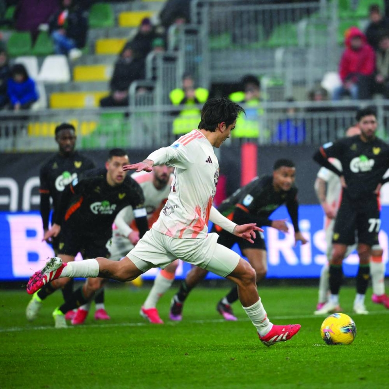 باولو ديبالا مسجلاً هدفه من ركلة جزاء