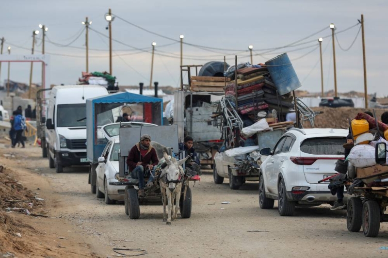 فلسطينيون يمرون عبر ممر نتساريم بعد انسحاب كامل للقوات الإسرائيلية   (رويترز)