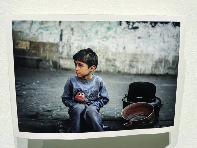 


صورة تجسد براءة طفل وسط حرب غزة في المعرض 