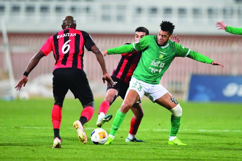 


حمزة خابة يحاول خطف الكرة
من مدافعي خيطان 