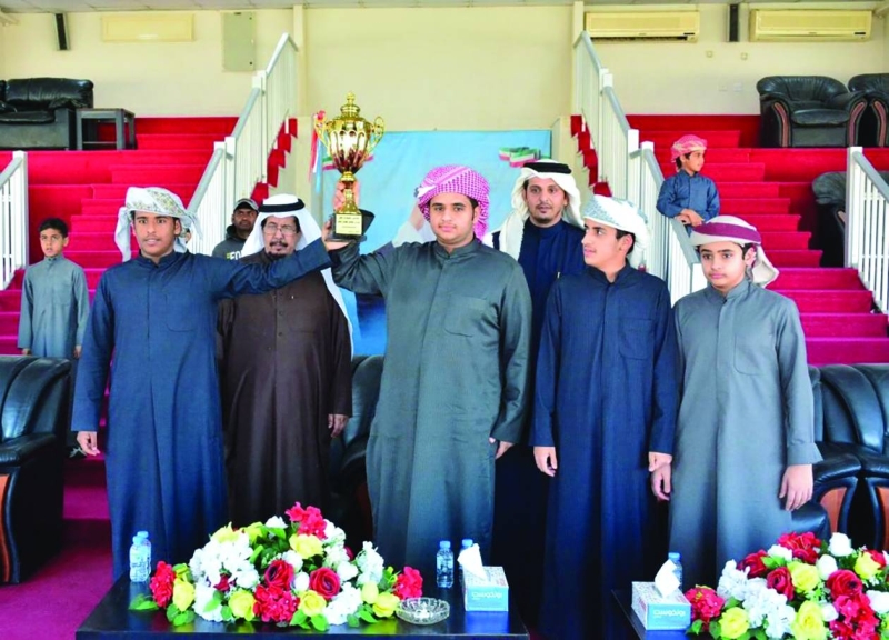 السهلي يسلم الكأس