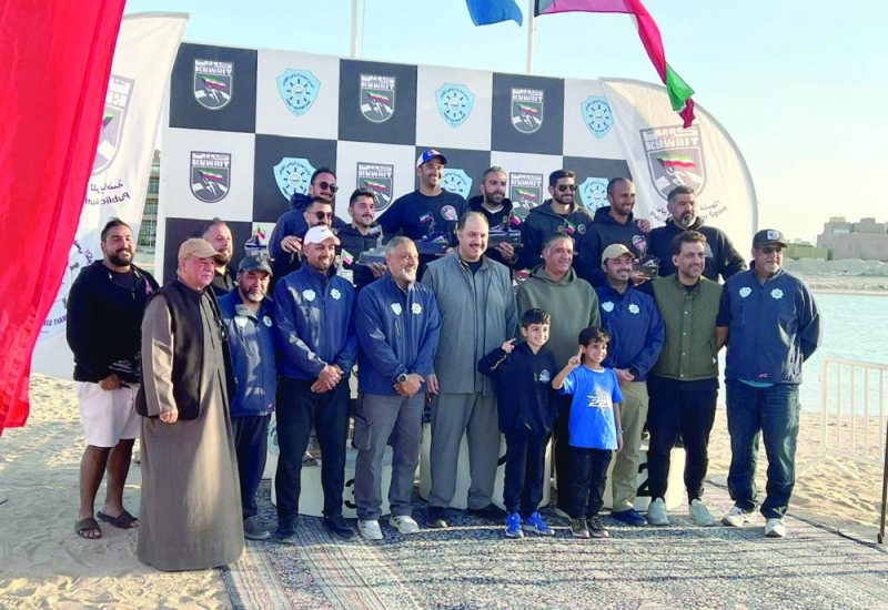 


مبارك العبدالله يتوسط الفائزين وأعضاء النادي البحري والمنظمين 