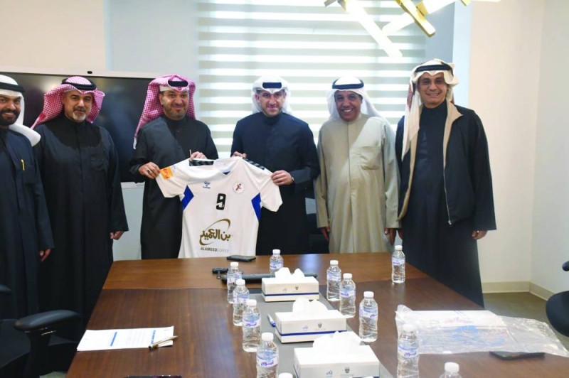 بشار عبدالله متسلماً قميص منتخب الكويت من فؤاد البلوشي