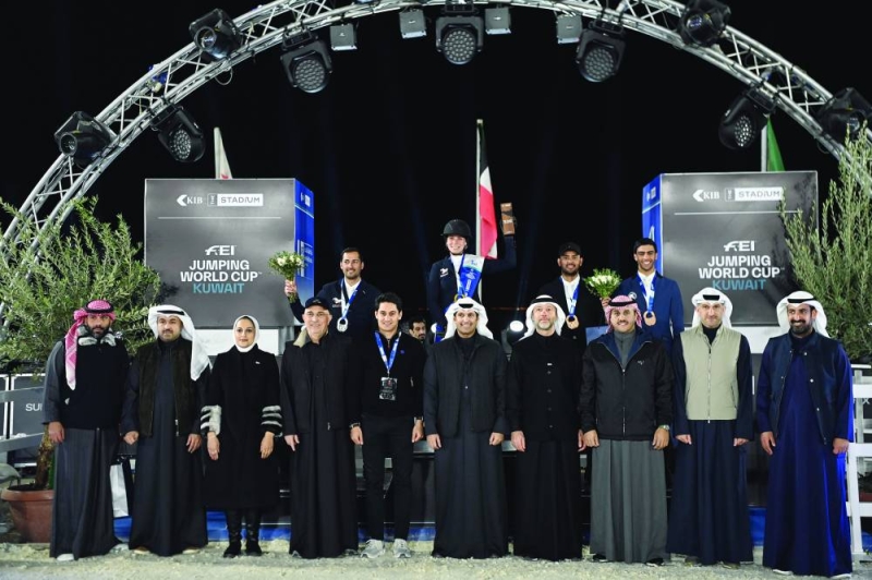 


عبدالرحمن المطيري متوسطاً الحضور والفائزين 