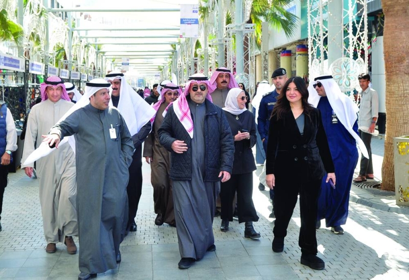 


المحافظ متوسطاً الثنيان والعصفور خلال الجولة في السوق 	 (تصوير سعود سالم) 