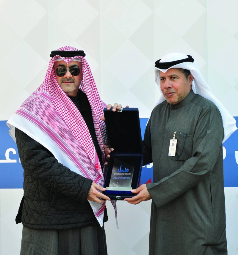 


الثنيان يكرم المحافظ 