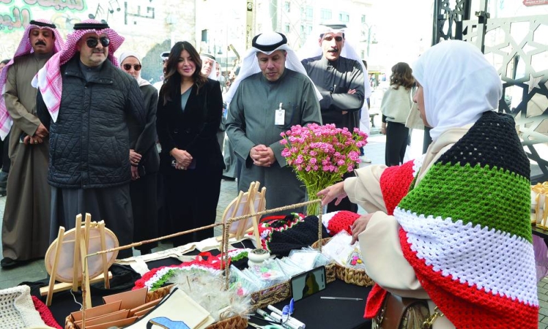 


جولة على معروضات المتقاعدين 