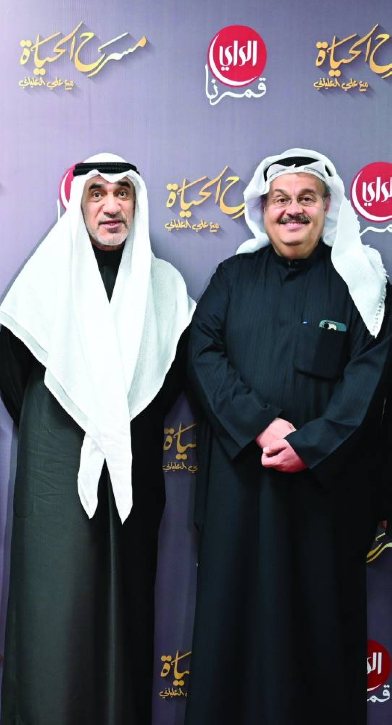 


النائب الأول وزير الداخلية الشيخ فهد اليوسف ورئيس التحرير وليد الجاسم 