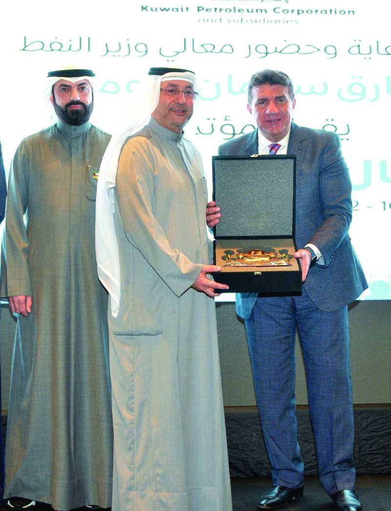 


... وأحمد العيدان مكرماً 