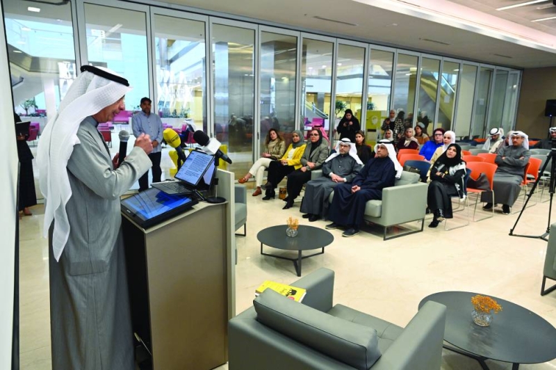 


يوسف الإبراهيم متحدثاً في الملتقى 	(تصوير أسعد عبدالله) 