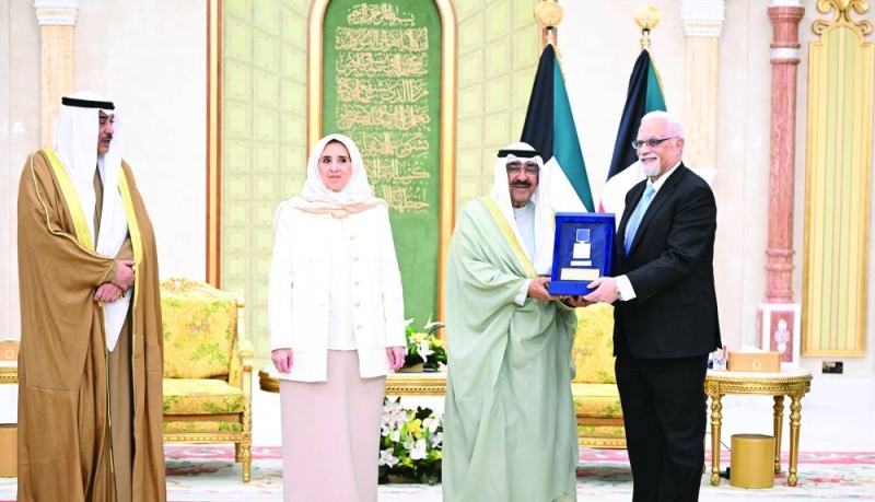 


الأمير يسلم الدكتور الجمل وسام المعلوماتية 