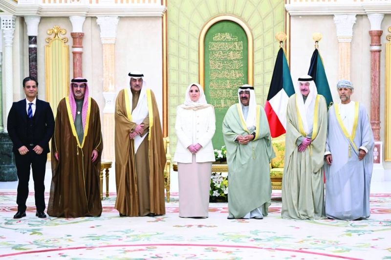 


صاحب السمو متوسطاً وولي العهد عدداً من الفائزين بالجائزة 