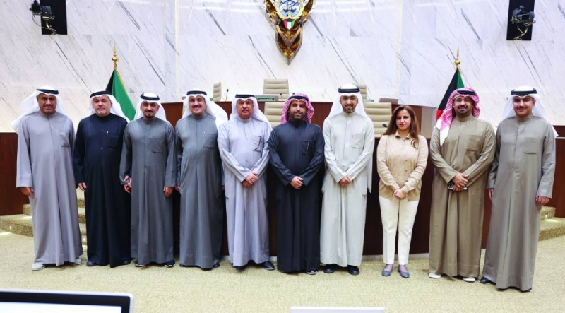 رئيس وأعضاء البلدي في لقطة جماعية