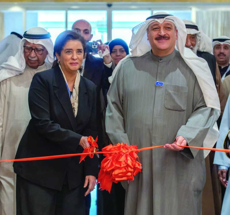 


العوضي يقص شريط افتتاح مؤتمر المدن الصحية 