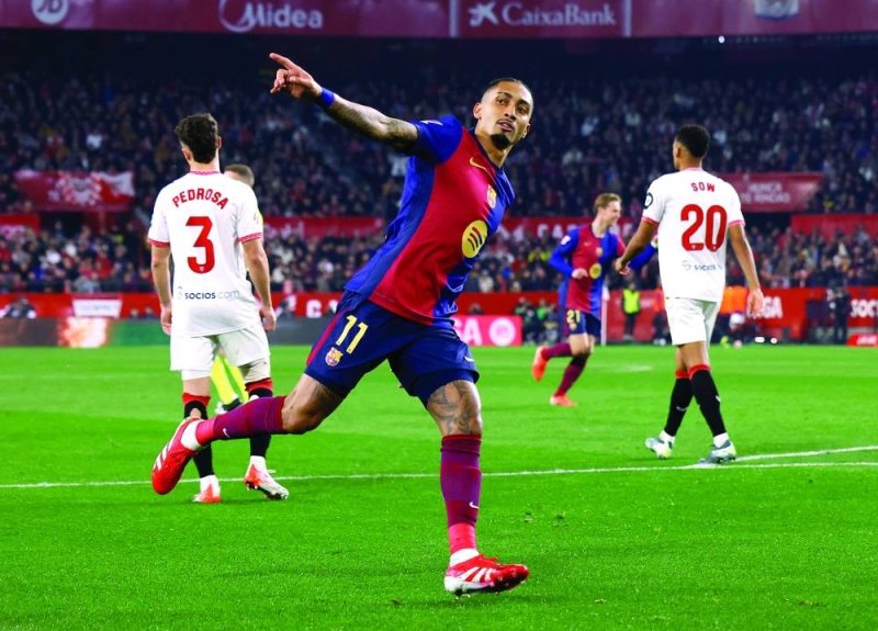 رافينيا محتفلاً بهدفه في مرمى إشبيلية (رويترز)