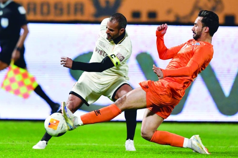 


مشعل الشمري يحاول قطع الكرة من أمام بدر المطوع 