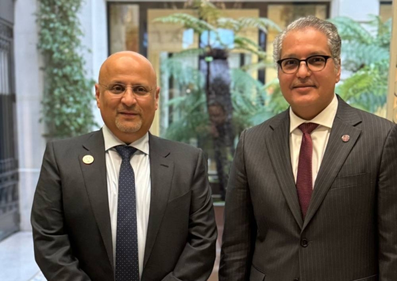 ممثل سمو الأمير وزير الدولة لشؤون الاتصالات عمر العمر مع وزير الاتصالات وتكنولوجيا المعلومات القطري محمد المناعي
