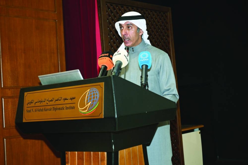 المشعان متحدثاً في الورشة (تصوير أسعد عبدالله)