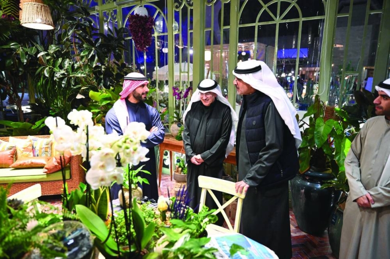 


بشار السالم في جولة مع مبارك الفهد ومحمد بن رضا	 (تصوير أسعد عبدالله) 