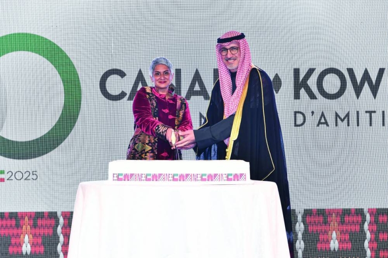 وزير التجارة والسفيرة الكندية يقطعان قالب حلوى الحفل